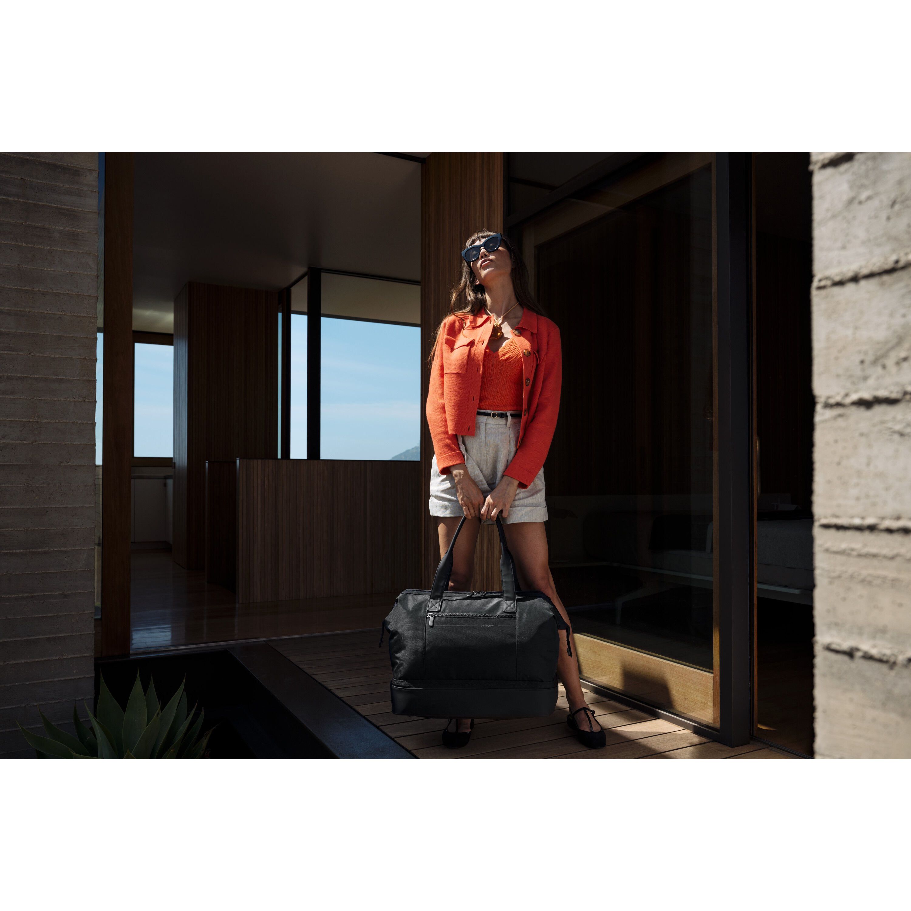 Better Than Basic Weekender in the color Black. image number 7