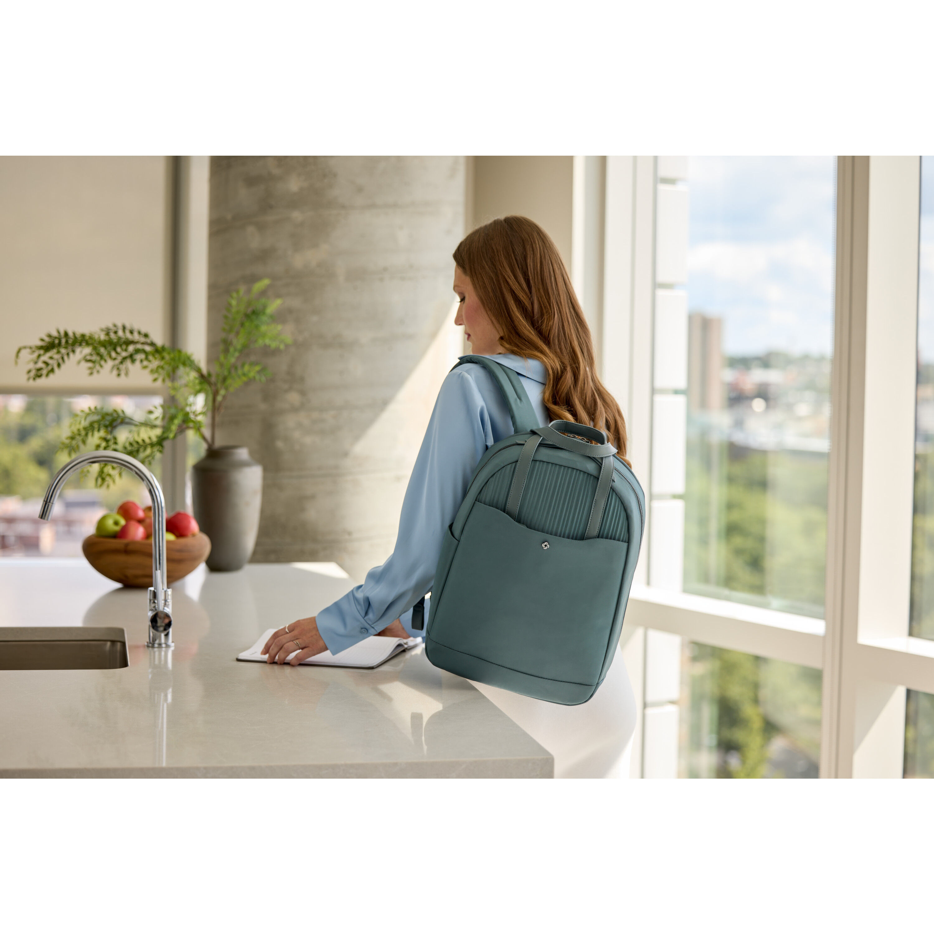 Silhouette 18 Women's Backpack in the color Deep Navy. image number 9