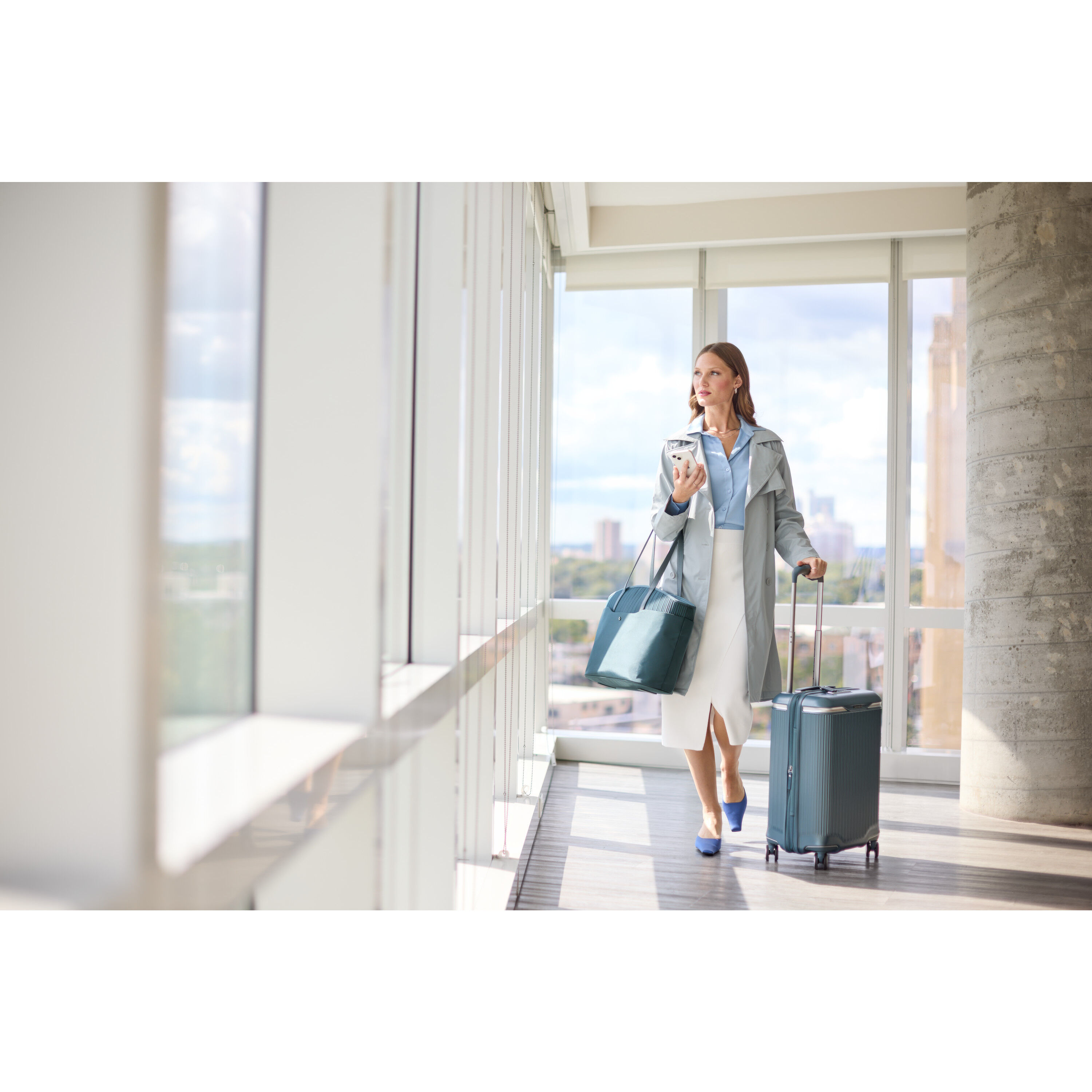 Silhouette 18 Women's Tote in the color Slate Blue. image number 9