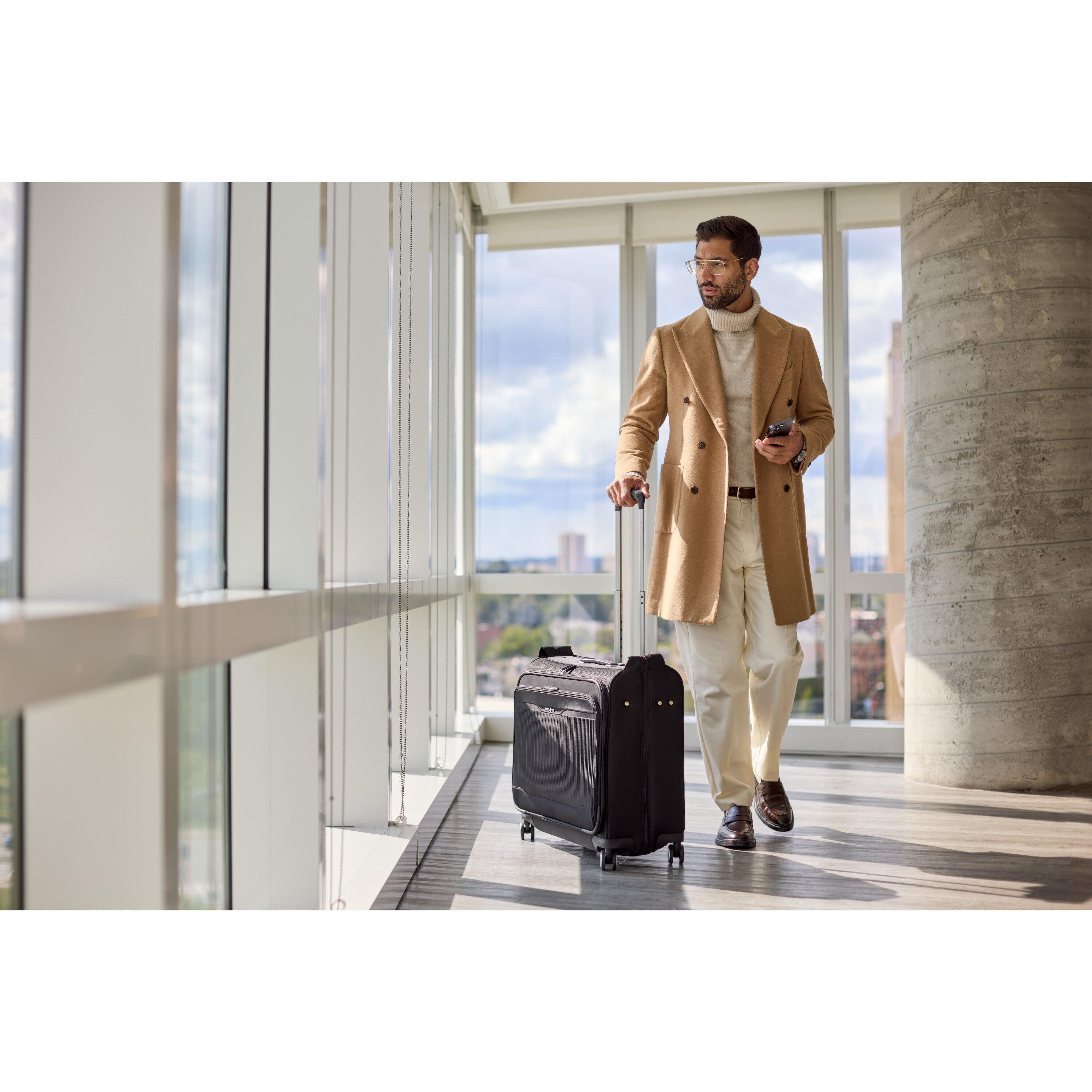 Silhouette 18 Softside Garment Bag Spinner in the color Black. image number 6