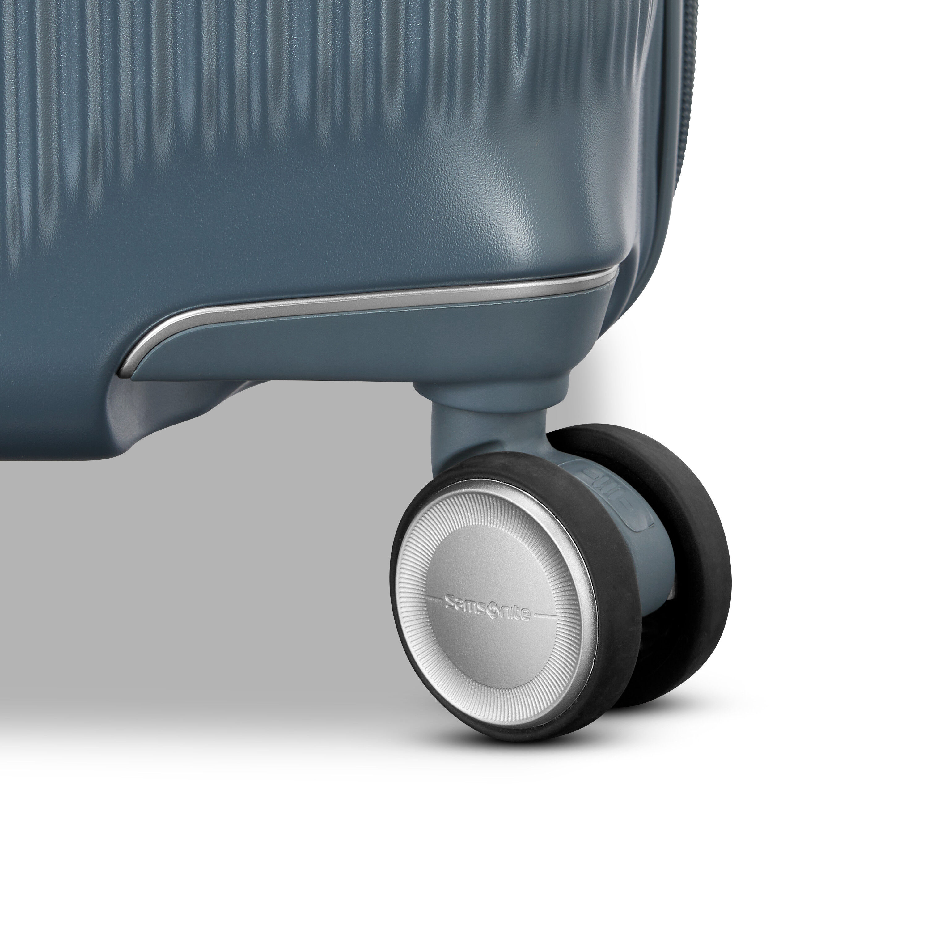 Silhouette 18 Hardside Large Spinner in the color Deep Navy. image number 8